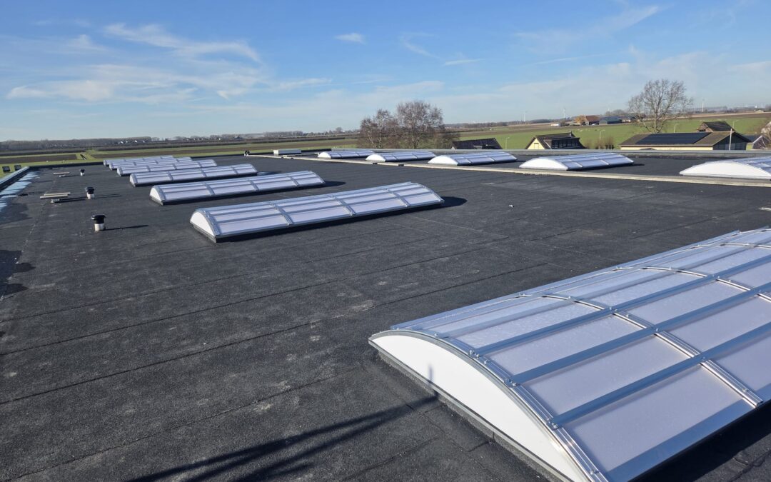 Bouw update: dak afgewerkt en overhead deuren geplaatst